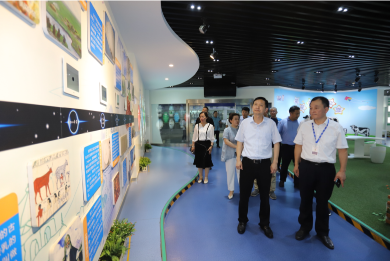 快訊|鄭州市二七區(qū)委副書記、區(qū)長虎榮鑫蒞臨河南花花牛乳業(yè)集團(tuán)調(diào)研 快訊|鄭州市二七區(qū)委副書記、區(qū)長虎榮鑫蒞臨河南花花牛乳業(yè)集團(tuán)調(diào)研