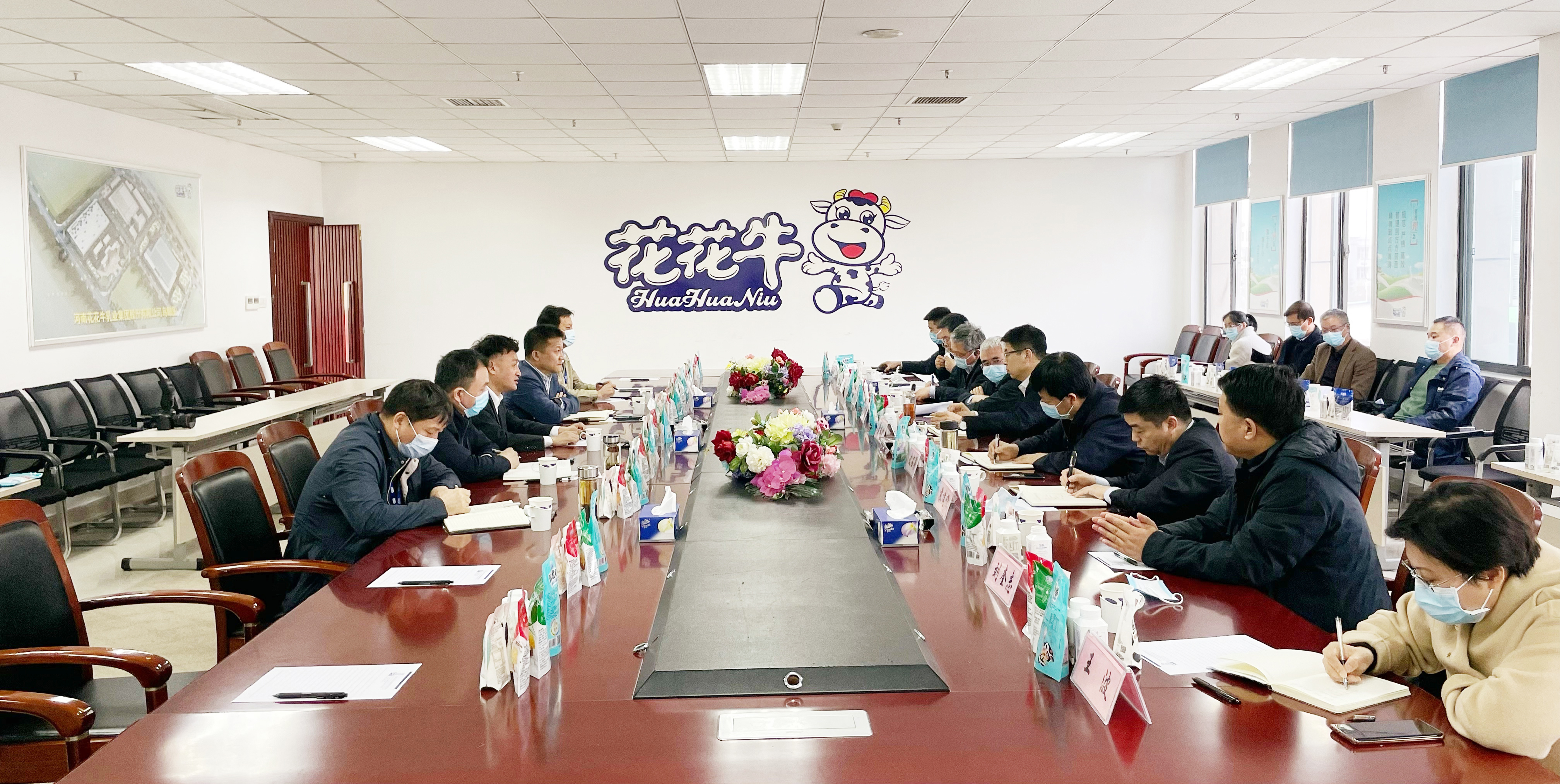 河南省委常委、副省長費東斌蒞臨 花花牛乳業集團調研 河南省委常委、副省長費東斌蒞臨 花花牛乳業集團調研