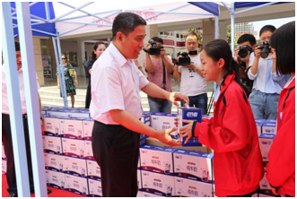 “健康中原,牛奶伴您行——花花牛乳業集團2018中國小康牛奶行動” 公益助學啟動儀式隆重舉行 “健康中原,牛奶伴您行——花花牛乳業集團2018中國小康牛奶行動” 公益助學啟動儀式隆重舉行