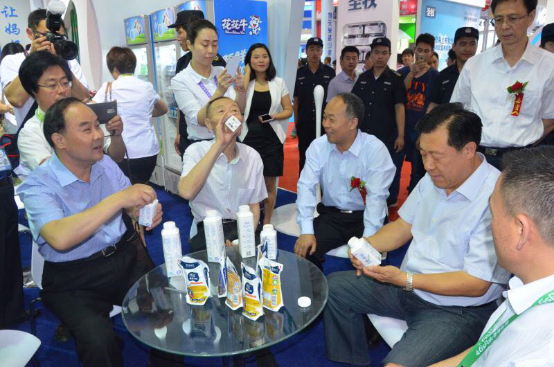 花花牛牛氣沖天!農業部長品嘗“領暢”點贊,又獲國際奶業平臺青睞 花花牛牛氣沖天!農業部長品嘗“領暢”點贊,又獲國際奶業平臺青睞