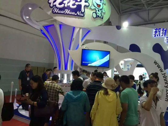 花花牛牛氣沖天!農業部長品嘗“領暢”點贊,又獲國際奶業平臺青睞 花花牛牛氣沖天!農業部長品嘗“領暢”點贊,又獲國際奶業平臺青睞